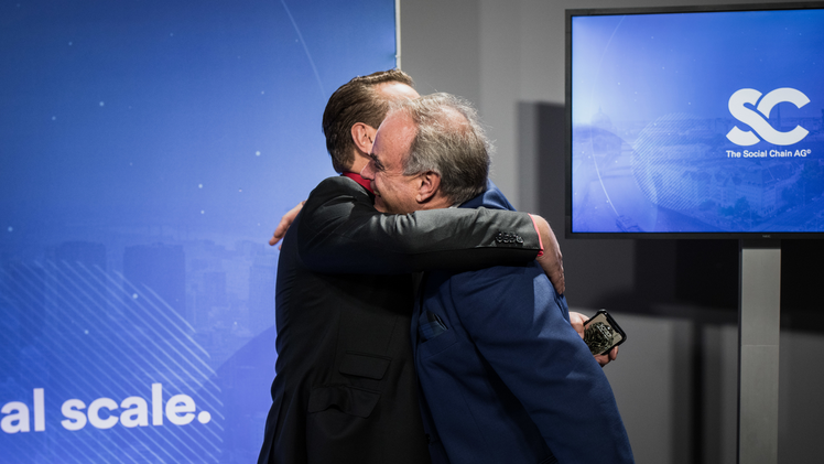 Auf dem Bild sind zusehen Ralf Dümmel und Georg Kofler. Bild: Jens Oellermann.