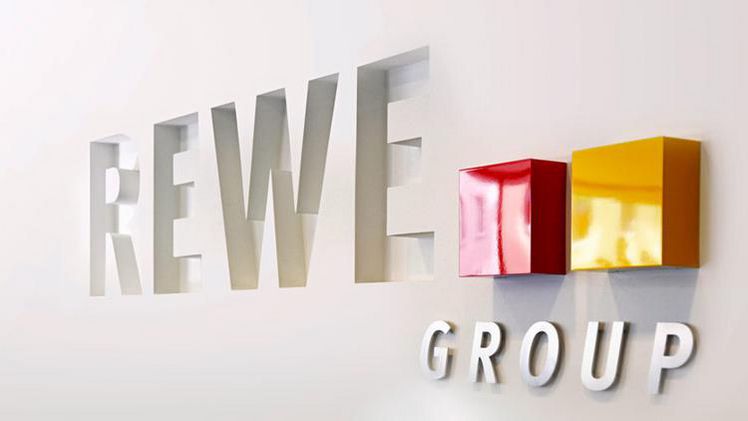 Der Aufsichtsrat der REWE ZENTRALFINANZ eG hat die Vorstandsverträge des Vorstandsvorsitzenden Lionel Souque (47) und von Touristikvorstand Sören Hartmann (55) vorzeitig verlängert. Bild: REWE.