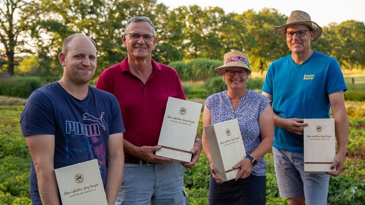 Bei Höchsttemperaturen gab es für die gewählten Ehrenamtlichen im BdS ausnahmsweise Wein statt Blumen. V.l.: Adrian Volkmann, Martin Häussermann, Kordula und Martin Becker. Bild: BdS/ Häussermann.