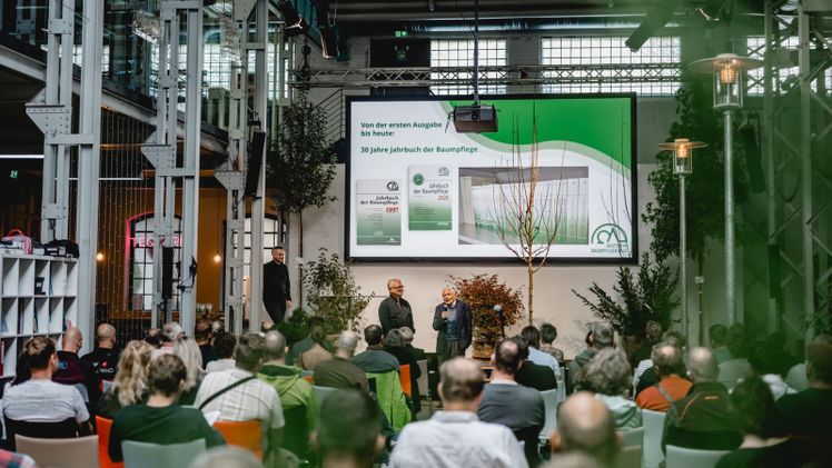 Das 30-jährige Jubiläum des Jahrbuches der Baumpflege feierte das Team der Deutschen Baumpflegetage am 30. September mit mehr als 100 Wegbegleiter:innen und Gästen in Braunschweig. Foto: Deutsche Baumpflegetage.