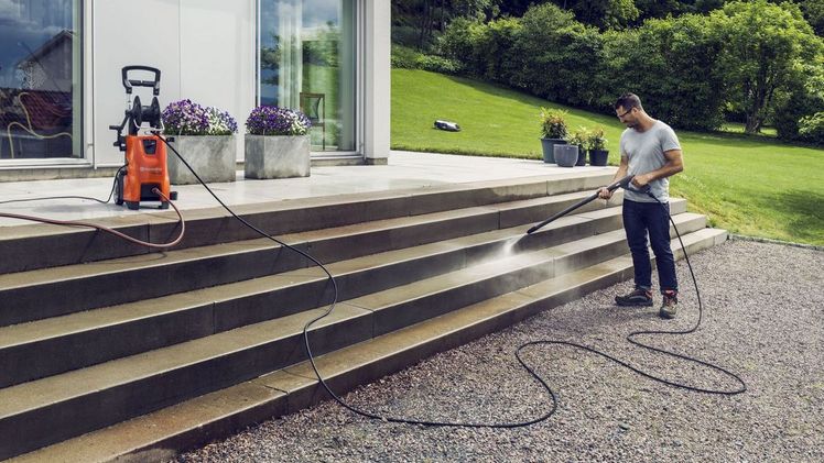 Husqvarna: Reinigt jetzt auch Terrassen. Bild: Husqvarna.