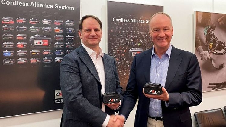 Peter Vullinghs (rechts) CEO Metabo GmbH, begrüsst Sami Simula (links) CEO Exact Tools Oy als 50. Partner des Cordless Alliance System (CAS). Bild: Metabo.