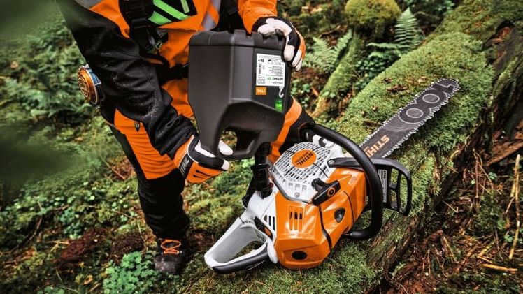 Mit dem neuen MotoMix 100 bietet STIHL den ersten vorgemischten Sonderkraftstoff, der vollständig aus bio-basierten Rohstoffen besteht und dadurch einen nachhaltigeren Betrieb von Geräten mit 2-Takt-Motoren ermöglicht. Bild: STIHL.