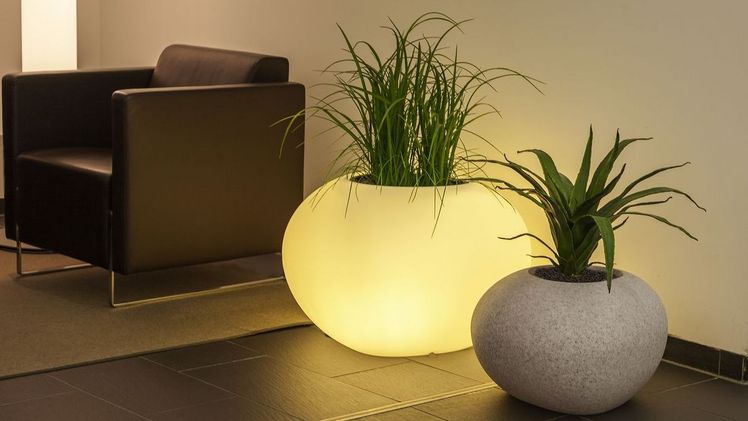 Storus IV, beleuchtet und die neue Größe Storus VII in dem Farbton granit hell. Bild: Degardo.