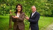 Staatsministerin Michaela Kaniber gemeinsam mit Staatsminister Thorsten Glauber in einem Streuobstbestand. Bild: Judith Schmidhuber/StMELF.