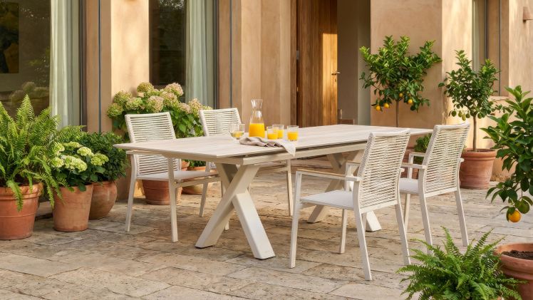 Ob an einem rechteckigen oder runden Tisch, in light taupe oder graphite – der neue FLY Rope Sessel schafft stilvolle Akzente auf Balkon, Terrasse und im Garten. Bild: ZEBRA Group GmbH.