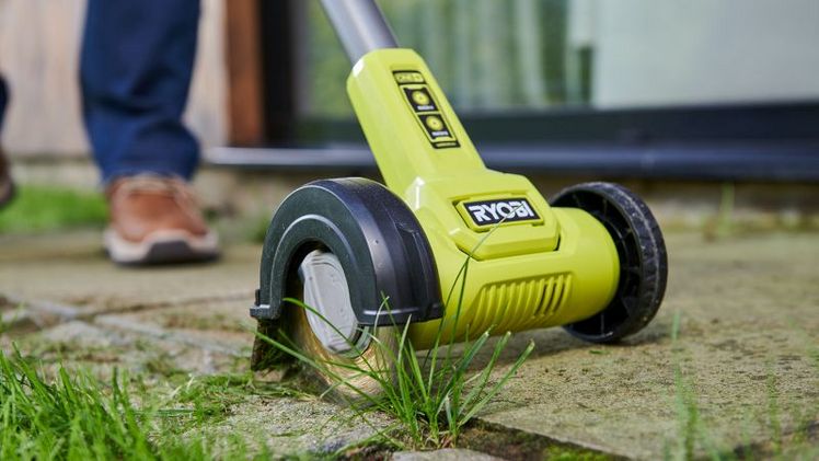 Ein wirkungsvoller Spritzschutz sorgt dafür, dass der aus den Fugen gekratzte Schmutz nicht aufgewirbelt wird.Bild: Ryobi.