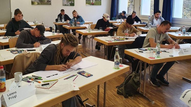  Für die Teilnehmerinnen und Teilnehmer an der Talentschmiede in Freising stand am zweiten Seminartag das Zeichnen wirkungsvoller Gartenpläne auf dem Programm. Bild: Sabine Winterling, DEULA Bayern GmbH.