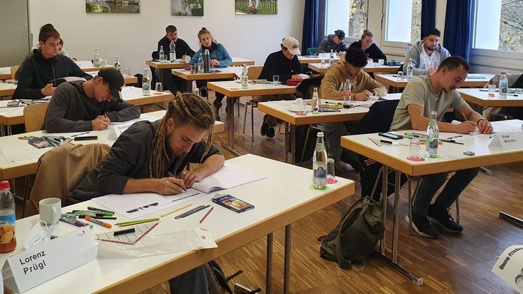Für die Teilnehmerinnen und Teilnehmer an der Talentschmiede in Freising stand am zweiten Seminartag das Zeichnen wirkungsvoller Gartenpläne auf dem Programm. Bild: Sabine Winterling, DEULA Bayern GmbH.  Für die Teilnehmerinnen und Teilnehmer an der Talentschmiede in Freising stand am zweiten Seminartag das Zeichnen wirkungsvoller Gartenpläne auf dem Programm. Bild: Sabine Winterling, DEULA Bayern GmbH.