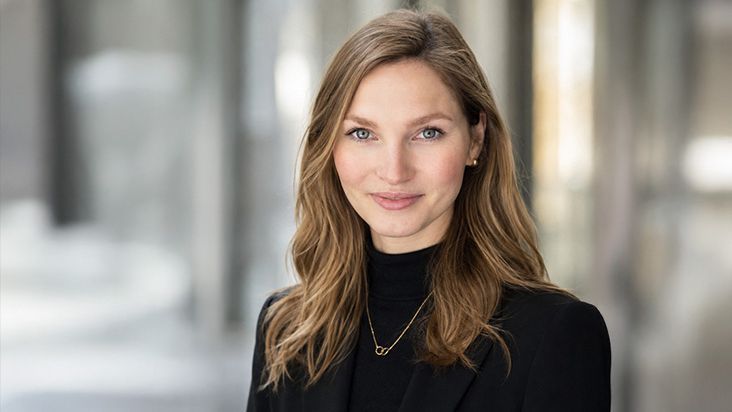 Von EDEKA geförderte Stiftungsprofessur - EDEKA und Universität Hamburg stärken digitale Handelsforschung: Zum 1. Juli 2026 tritt Expertin und Branchenkennerin Prof. Dr. Theresa Sophie Bockelmann die Juniorprofessur an der Universität an. Bild: © Dorothea Baumann.