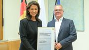 Landwirtschaftsministerin Michaela Kaniber gemeinsam mit dem stellvertretenden Leiter des TFZ, Dr. Edgar Remmele, bei der Übergabe der Förderzusage in Höhe von 1.020.000 Euro. Bild: Pia Regnet/StMELF.