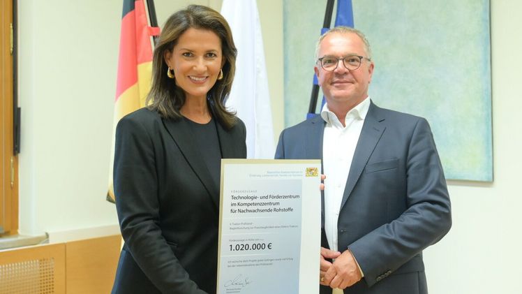 Landwirtschaftsministerin Michaela Kaniber gemeinsam mit dem stellvertretenden Leiter des TFZ, Dr. Edgar Remmele, bei der Übergabe der Förderzusage in Höhe von 1.020.000 Euro. Bild: Pia Regnet/StMELF.