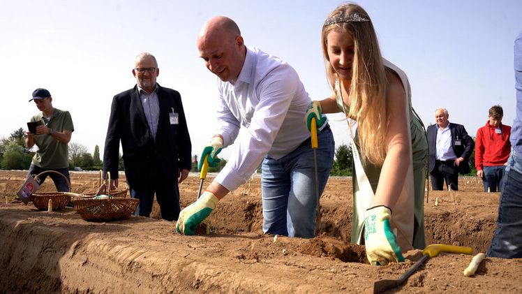 Landwirtschaftsminister Ingmar Jung und Spargelkönigin Lena Wendel. Bild: © HMLU.
