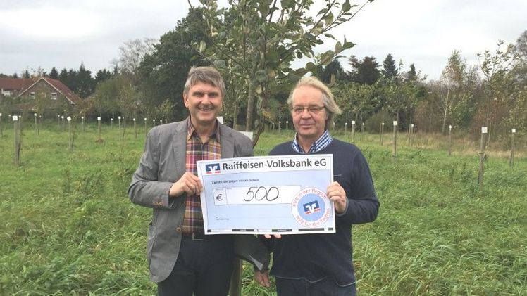 Mitarbeiter des Blumen- und Pflanzengroßhändlers Nordwest-Blumen Wiesmoor und der Muttergesellschaft Landgard sammelten 500 Euro bei einer nachhaltigen Radfahr-Aktion.