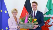 Anlässlich des Tags des Gartens am 14. Juni überreichte Eva Kähler-Theuerkauf Ministerpräsident Hendrik Wüst einen Gartenkorb mit Blumen aus heimischer Produktion, Gartenwerkzeug und einem pinken Gartenzwerg. Die Präsidentin des Landesverbandes Gartenbau NRW nutzte die Übergabe in der Staatskanzlei, um auf die Bedeutung der Gartenbaubetriebe aufmerksam zu machen. Foto: Land NRW / Martin Götz.