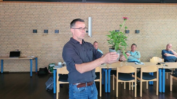 Die Sensoren zur Feuchtemessung müssen in gleicher Weise und tief genug in die Töpfe gesteckt werden, demonstrierte Peter Tiede-Arlt. Bild: Azerca/ Bettina Banse. 