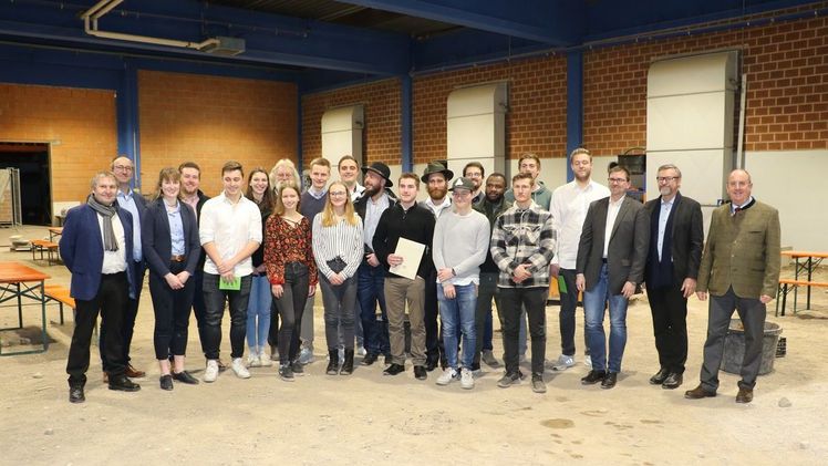 Insgesamt absolvierten 30 junge Frauen und Männer aus dem Prüfungsgebiet Ober- und Niederbayern ihre Ausbildung zur Landschaftsgärtnerin beziehungsweise zum Landschaftsgärtner. Bild: Jochen Henning, VGL Bayern. 