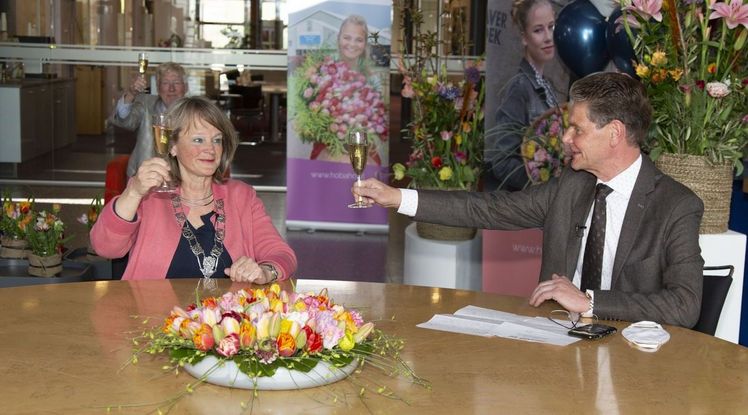 Bürgermeister Lies Spruit und Foeke Gardenier stoßen auf das 100-jährige Bestehen von Hobaho an. Bild: Hobaho.