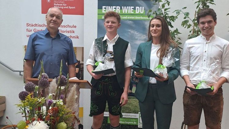 v.l.: Andreas Heilmann, Regionalvorsitzender Oberbayern des VGL Bayern, bei der Auszeich-nung von Joseph Huber, Simona Glasl und Marek Tschudi, die bei den Abschlussprüfungen die besten Noten in Oberbayern erzielten. Bild: Laura Gaworek, VGL Bayern.