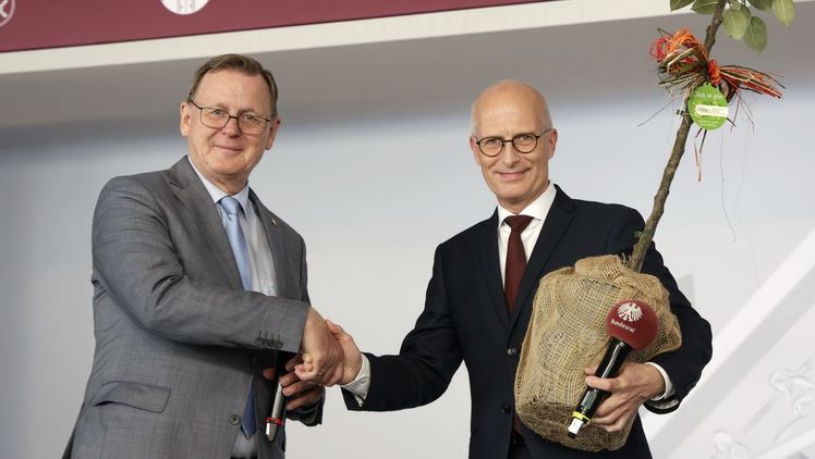 Übergabe des „Staffelbaumes" von Ministerpräsident Bodo Ramelow an Hamburgs Ersten Bürgermeister Dr. Peter Tschentscher. Bild: Pressestelle des Bundesrates. 