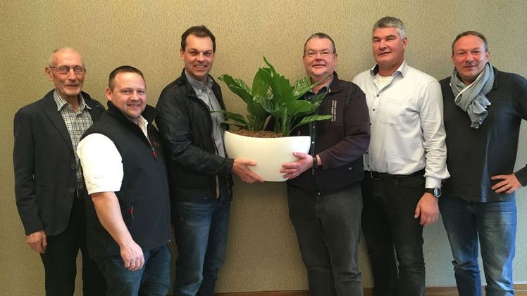 Der Vorstand des Fachverbandes Raumbegrünung und Hydrokultur (FvRH) in Berlin verabschiedet Heinz Schaberger (Mitte/ rechts), der nicht für eine weitere Amtsperiode zur Verfügung steht. Foto: FvRH.