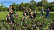 Das fleißige Parkteam pflanzt derzeit den Sommerflor im Park der Gärten. Bild: Park der Gärten.