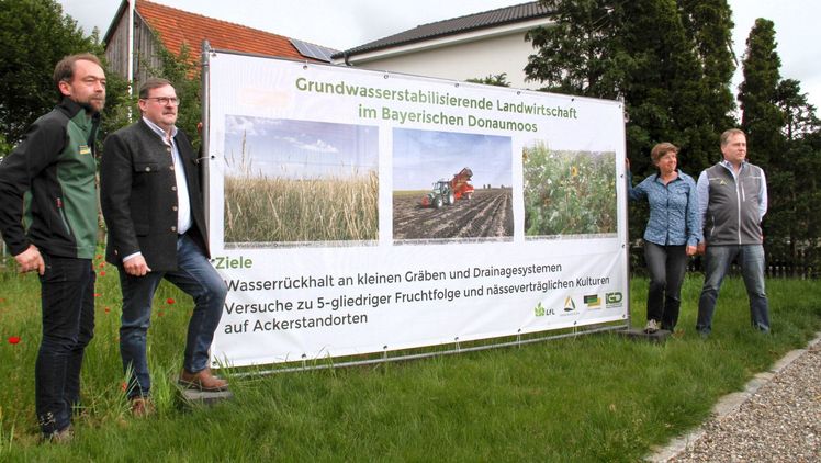 In Karlshuld erläuterten die Projektpartner die Ziele des Pilotversuchs "StabiLand" im Donaumoos. Bild: Stefan Janda, Donaumoos-Zweckverband. 