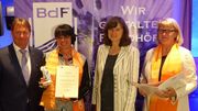 9. Den Ehrenpreis der Treuhandgesellschaft bayerischer Friedhofsgärtner mbH für die ungewöhnlich filigrane Gestaltung des Grabes unter Verwendung malerischer Materialien erhielt Blumenpavillon Neis aus Trier (v.l.n.r.: Preisstifter Claus Rankl, Karoline Heiser, Birgit Ehlers-Ascherfeld, Renate Behrmann). Bild: BdF, Bonn/Margit Wild.