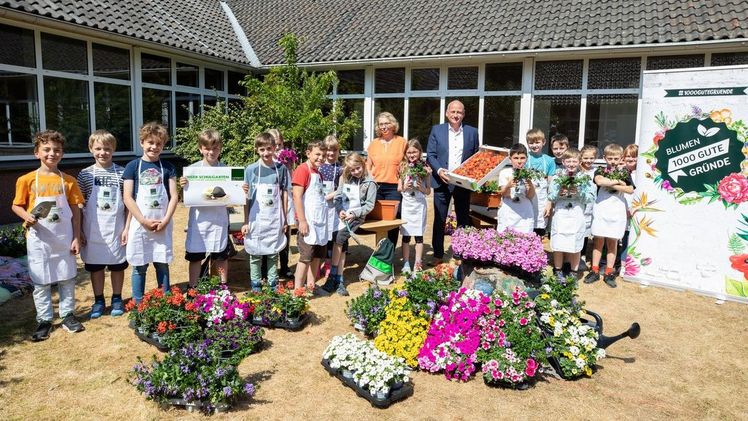 Schulleiterin Stephanie Karst und Landgard-Vorstand Dirk Bader freuen sich gemeinsam mit den Schüler*innen der Klassen 2a und 2b der Gemeinschaftsgrundschule Tönisberg über die Teilnahme am Projekt „Unser Schulgarten“ der Landgard Stiftung. Bild: Lina Nikelowski.