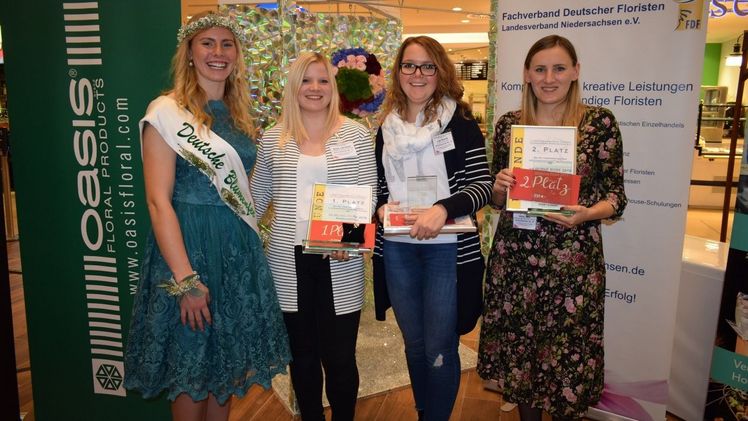 Die Gewinnerinnen der letztmaligen Austragung: Die damalige Blumenfee Annika Stroers, 1. Platz Riehe Steinbeck, 2. Platz Anna Jena und 3. Platz Lisa Brandt. Bild: Fachverband Deutscher Floristen Niedersachsen.