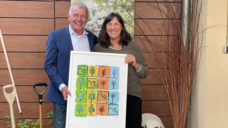 Reiner Bierig, Geschäftsführer des VGL-BW überreicht das 4-Jahreszeiten- Bild des Verbandes an die Firmengründerin und Geschäftsführerin Ulrike Vath. Bild: VGL-BW.