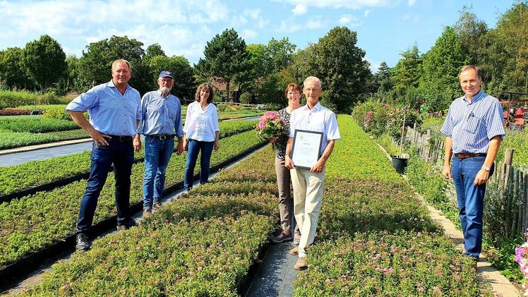 Verabschiedet wurde der langjährige Baumschulberater Hans-Peter Wessels (Mitte mit Ehefrau Beate). Links: Christoph Dirksen mit Silvia und Reinhard Bertels, Rechts: Helmut Rüskamp. Bild: Gartenbau NRW.