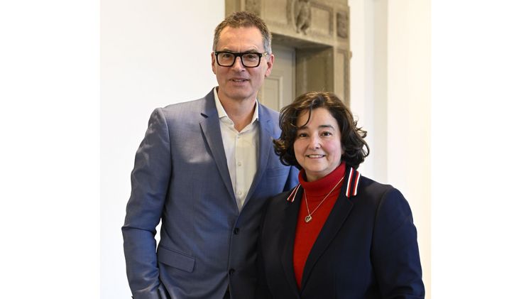 Die künftige Geschäftsführerin der BUGA 2031 Wuppertal gGmbH mit dem Geschäftsführer der Deutschen Bundesgartenschau-Gesellschaft, Dr. Achim Schloemer. Bild: © Stefanie vom Stein, Stadt Wuppertal - Medienzentrum.