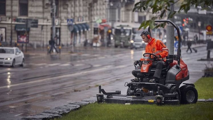 Der Husqvarna P 535HX Hybrid-Rider fährt elektrisch und mäht kraftstoffbetrieben – auf Wunsch sogar mit HVO100 Bio-Diesel. Kunden erhalten von September bis November 2021 beim Kauf des Hybrid-Frontmähers eine Husqvarna Umweltprämie. Bild: Husqvarna.