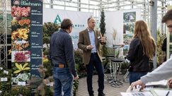 Intensive Fachgespräche im Ausstellungsbereich der Winter-Florum 2021 in Ellerhoop am Stand der E. Sander Baumschulen, Tornesch. Bild: Florum.sh, Tom Quandt. Intensive Fachgespräche im Ausstellungsbereich der Winter-Florum 2021 in Ellerhoop am Stand der E. Sander Baumschulen, Tornesch. Bild: Florum.sh, Tom Quandt.