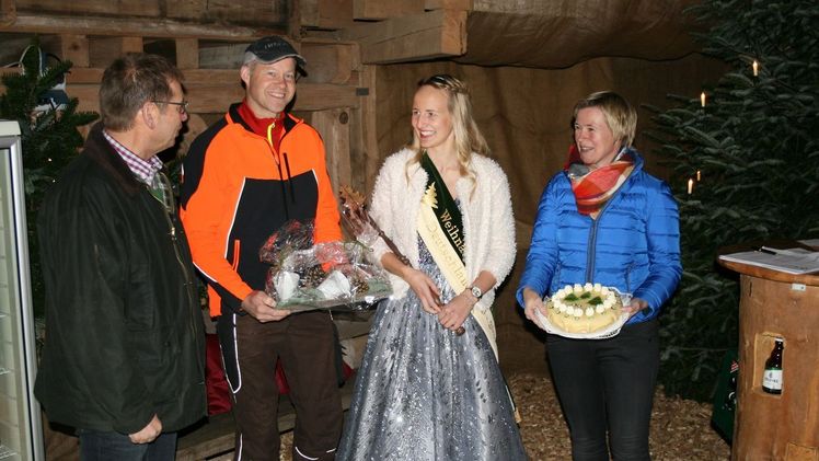 Der Vorsitzende WB, Eberhard Hennecke und die Gastgeber gratulieren der Königin zum 22. Geburtstag. Bild: Landesverband Gartenbau NRW.
