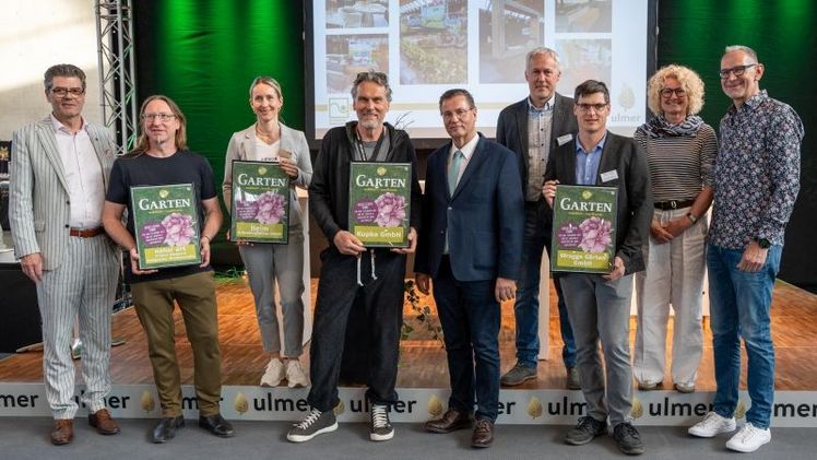 v.l.n.r.: Stefan Lohnert, GF Messe Stuttgart, Frieder Weigand, Kristina Heim, Michael Kupka, Minister Hauk, MLR, Matthias Kaiser und Hannes Straß, Uschi App, Vizepräsidentin und Vorständin für Öffentlichkeitsarbeit im Bundesverband Garten-, Landschafts- und Sportplatzbau e. V., Wolfgang Weber, stellvertretender Vorstandsvorsitzender des VGL-BW. Foto: VGL-BW/Reidel.