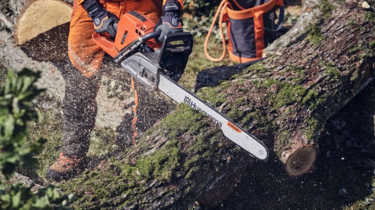 Leichtgewicht, Manövrierbarkeit, hohe Lebensdauer – mit der Husqvarna-eigenen X-TOUGH LIGHT Schiene profitieren Anwender von einer höheren Produktivität bei ihrer täglichen Arbeit mit der Kettensäge. Husqvarna.