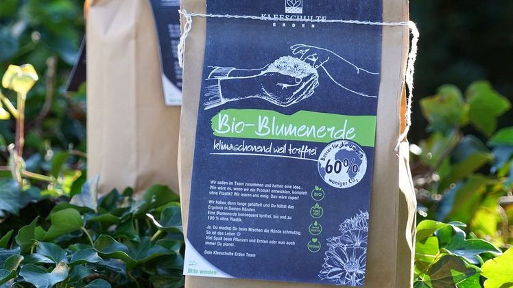 Der Flachbodenbeutel aus Recyclingpapier - und damit kompostierbar - ist schon als solcher auffällig. Bild: Kleeschulte Erden. 