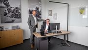 Ein bedeutender Moment für Weidemann: Bernd Apfelbeck (rechts) übergibt nach über 20 Jahren die Verantwortung als Kaufmännischer Geschäftsführer an Andrew Voigt. Bild: Weidemann GmbH.