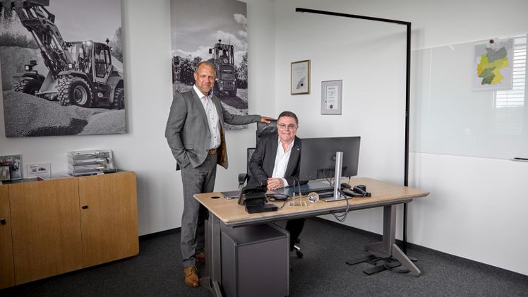 Ein bedeutender Moment für Weidemann: Bernd Apfelbeck (rechts) übergibt nach über 20 Jahren die Verantwortung als Kaufmännischer Geschäftsführer an Andrew Voigt. Bild: Weidemann GmbH.
