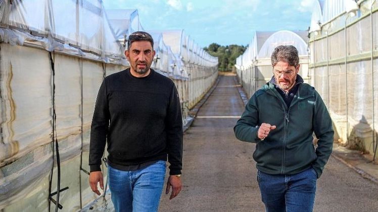 Die Risikomanager in Italien - im Bild rechts Andrea Bellio, Risikoberater Süd-Italien – stehen in direktem Kontakt zu den Mitgliedsbetrieben. Ihre Aufgaben reichen von Risikoanalyse über Präventionsberatung bis hin zur schnellen Schadenregulierung. Bild: © Gartenbau-Versicherung 2026.