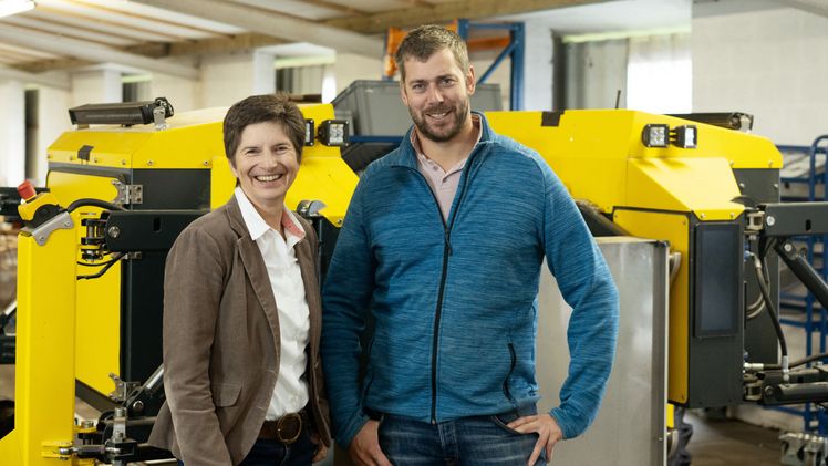Dr. Anke Schirocki und Dr. Josef Franko von A.I.Land tauschen sich aus zu innovativen Entwicklungen in der Landwirtschaft. Hier stehen beide vor dem Feldroboter ETAROB. Bild: Agrobusiness Niederrhein.