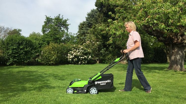 Leistungsstarker 40V Akku-Rasenmäher mit 2-in-1-Funktion Mulchen oder Fangen. Bild: Greenworks Tools.