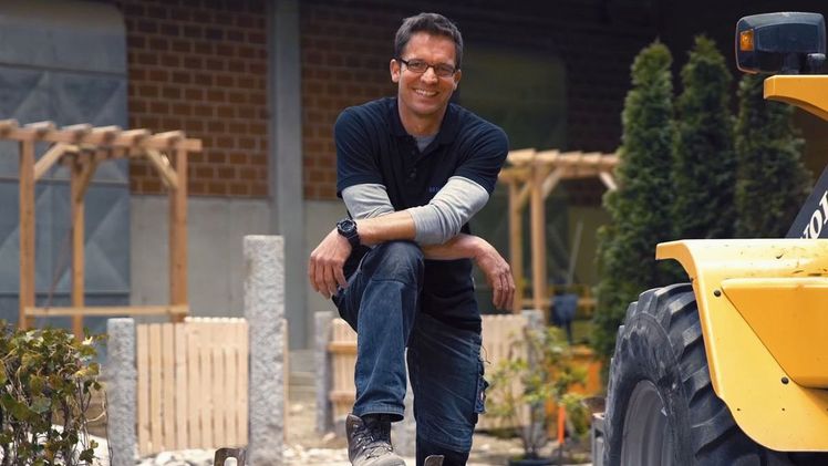 Michael Guyens, Meister und Ausbilder in der überbetrieblichen Ausbildung bei der DEULA, arbeitet tagtäglich mit den Originalen von Halder und zeigt den Aus- zubildenden den richtigen Umgang damit.