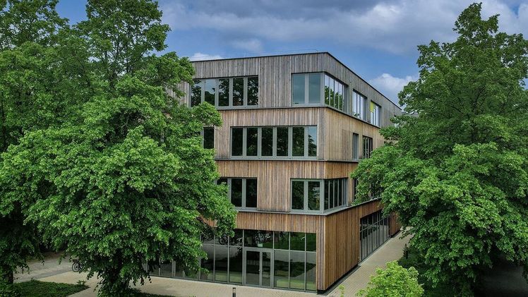 Das Studierendenzentrum bettet sich in der Kolpingstraße 1a in die grüne Umgebung ein. Bild: Jens Raddatz.