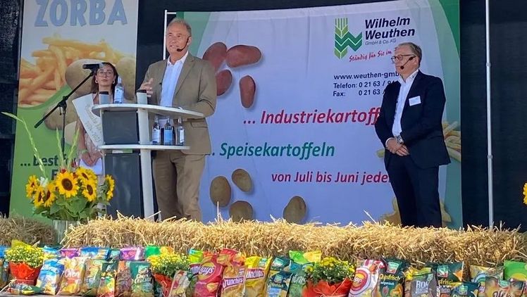 RWZ-Vorstandsvorsitzender Christoph Kempkes (l.) und Weuther-Geschäftsführer begrüßen die zahlreichen Gäste des Weuthen-Kartoffeltags 2024. Bild: RWZ.