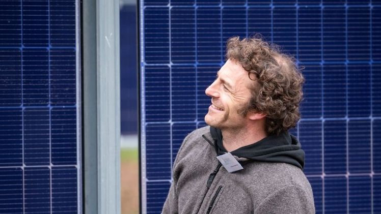 Projektleiter Corbinian Schöfinius freut sich, dass die Anlage im November ans Netz gehen kann. Bild: © Arne von Brill.