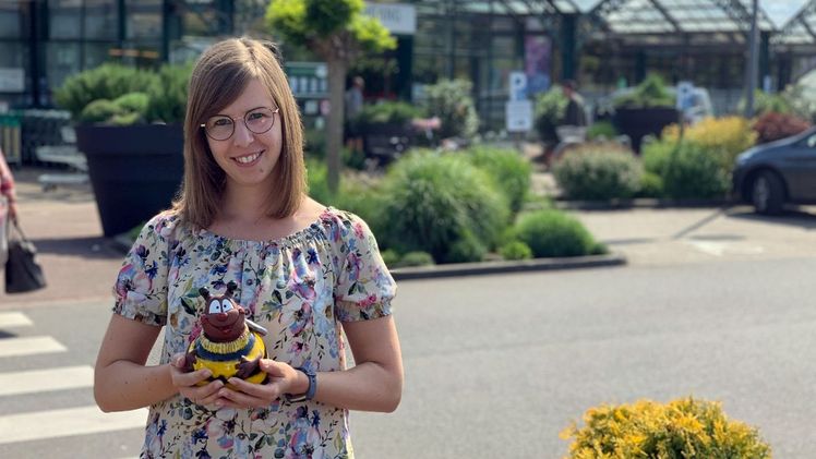 Engagierte Bienenretterin: Dorothea Serra vom Gartencenter Schlößer organisiert für Kinder Aktionen rund um Bienen. Unter anderem haben fast 60 Kindergärten und Schulen aus der Region mit ihrer Unterstützung Bienenweiden angelegt. Bild: GMH/LV-NRW. Engagierte Bienenretterin: Dorothea Serra vom Gartencenter Schlößer organisiert für Kinder Aktionen rund um Bienen. Unter anderem haben fast 60 Kindergärten und Schulen aus der Region mit ihrer Unterstützung Bienenweiden angelegt. Bild: GMH/LV-NRW.