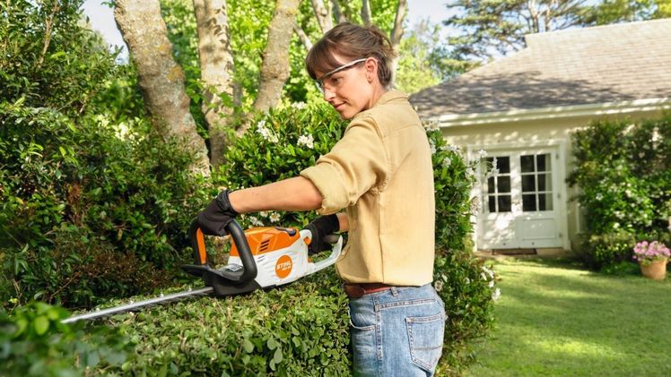 Die neue STIHL HSA 60 ist die stärkste Heckenschere im AK-Akkusystem und schneidet auch größere Hecken kraftvoll und sauber. Bild: STIHL.